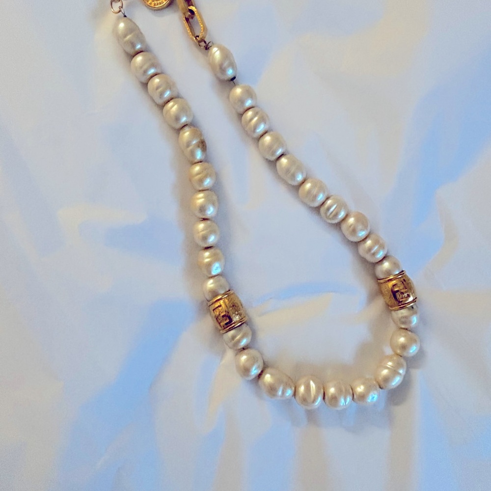 Fendi White and Gold Necklace with Elegant Design - Picture 6 of 7